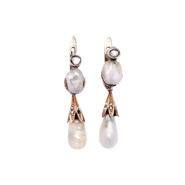 Pair of earrings with natural pearls