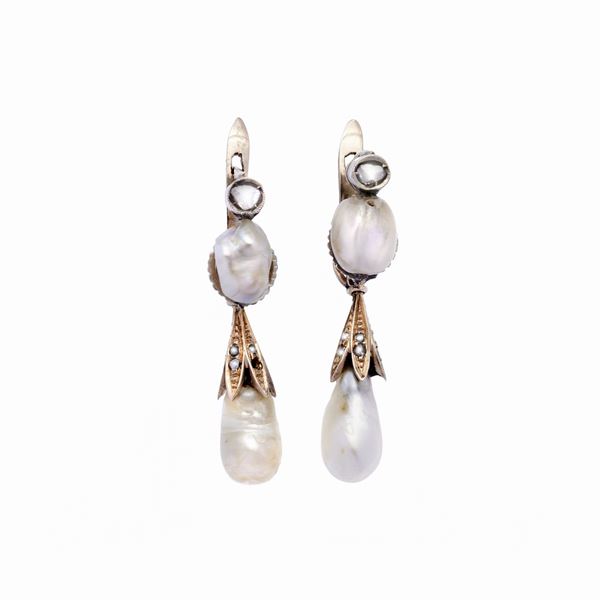 Pair of earrings with natural pearls
