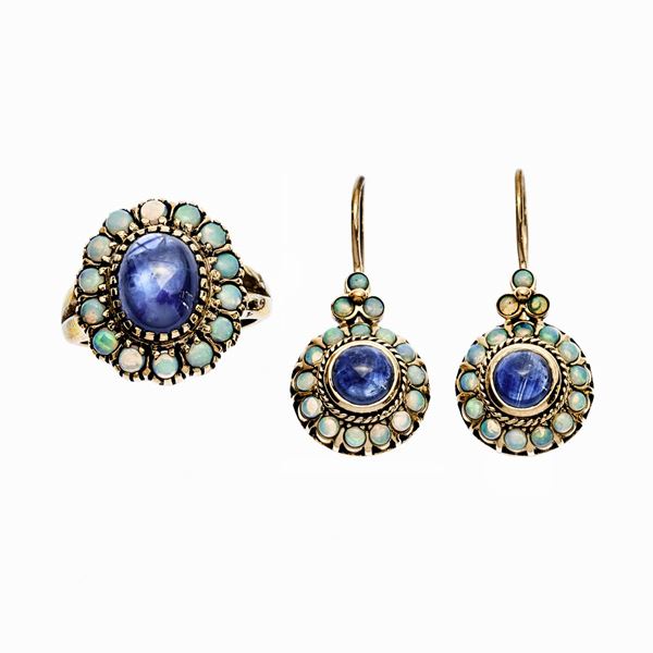 Paio di orecchini e anello con zaffiri e opali  - Auction Gioielli del Novecento e Orologi - Curio - Casa d'aste in Firenze