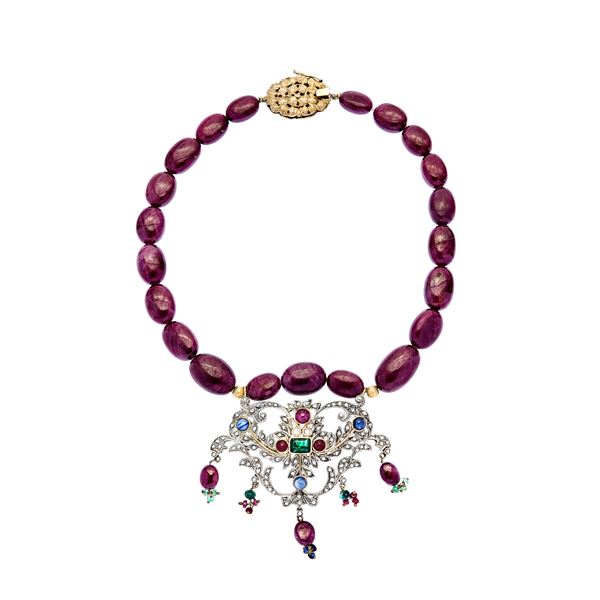 Large pendant with rubies, emeralds and sapphires  - Auction Gioielli del Novecento e Orologi - Curio - Casa d'aste in Firenze