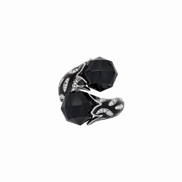 Contrary ring with onyx and diamonds