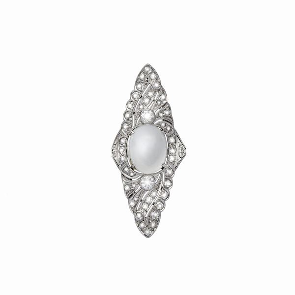 Ring with moonstone and diamonds