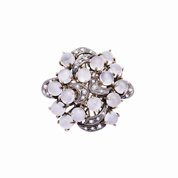 Ring with moonstone and diamonds