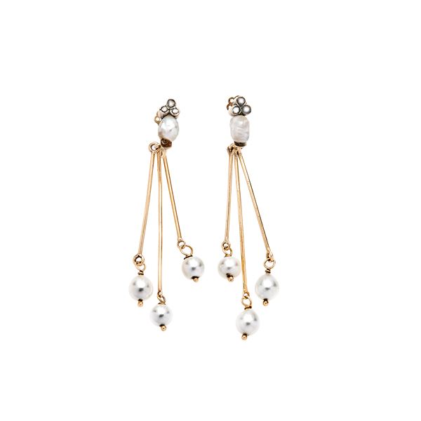 Pair of earrings with pearls