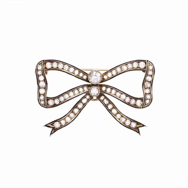 Brooch with diamonds