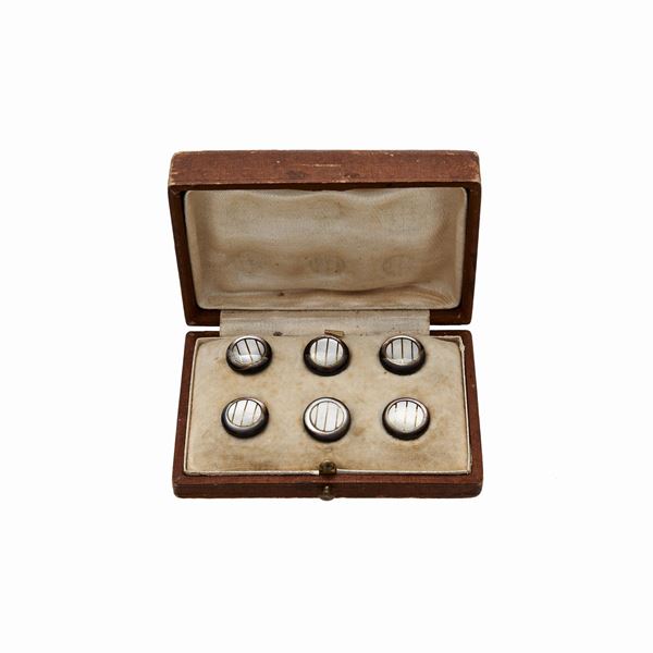 Series of six mother of pearl buttons  - Auction Gioielli del Novecento e Orologi - Curio - Casa d'aste in Firenze