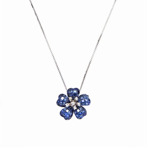 Pendente a fiore con zaffiri e diamanti  - Asta Gioielli del Novecento e Orologi - Curio - Casa d'aste in Firenze