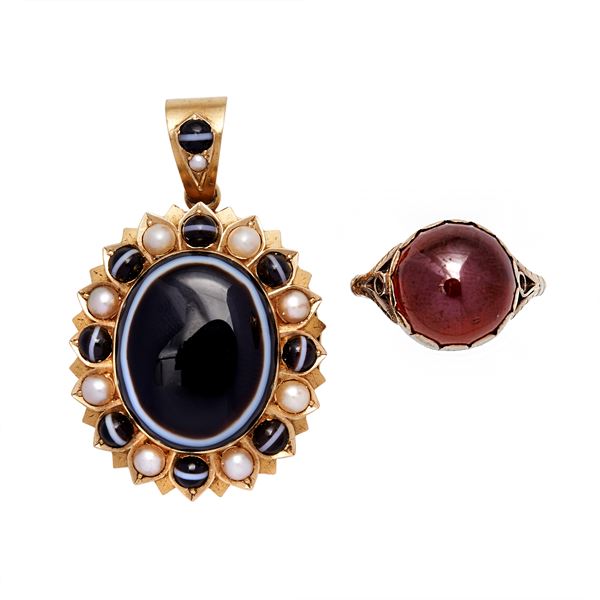 Pendant with agate and garnet ring