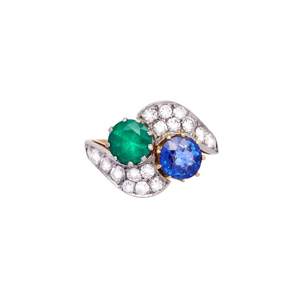 Contrary ring with sapphire, emerald and diamonds