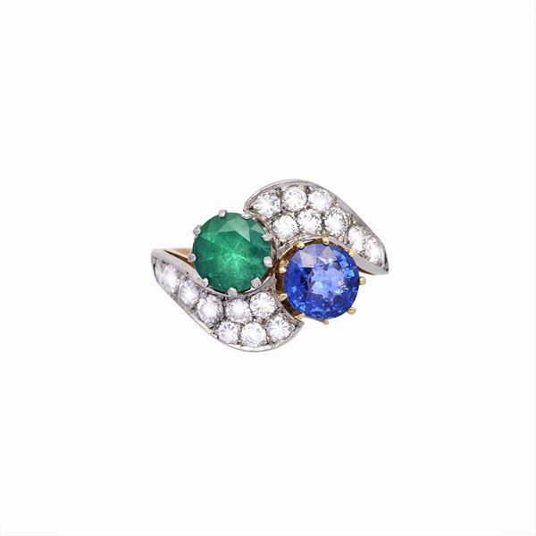 Contrary ring with sapphire, emerald and diamonds