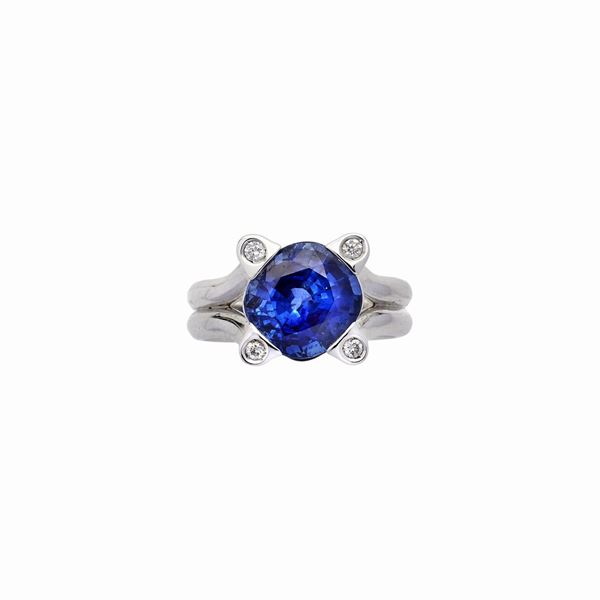 Anello con zaffiro e diamanti