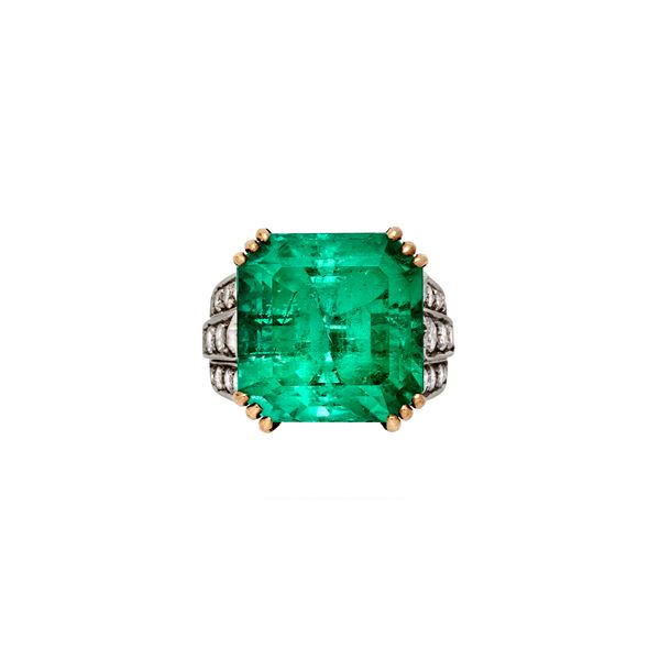 Ring with emerald and diamonds