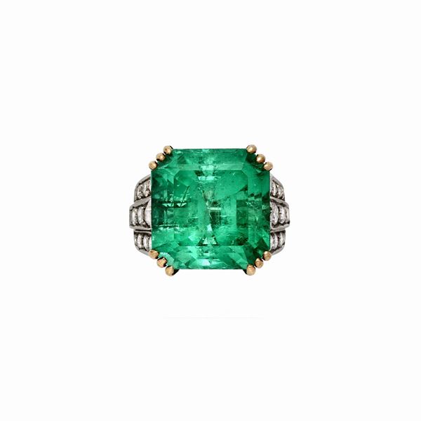 Ring with emerald and diamonds