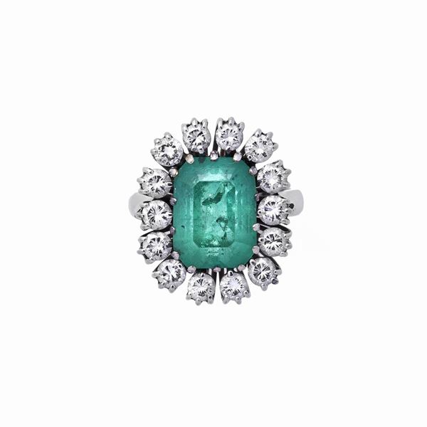 Anello con smeraldo e diamanti