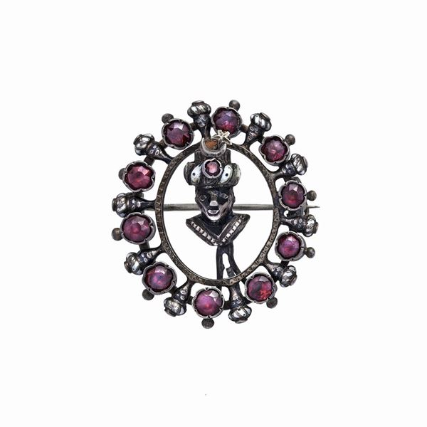 Brooch with garnet and black and white enamel  - Auction Gioielli del Novecento e Orologi - Curio - Casa d'aste in Firenze