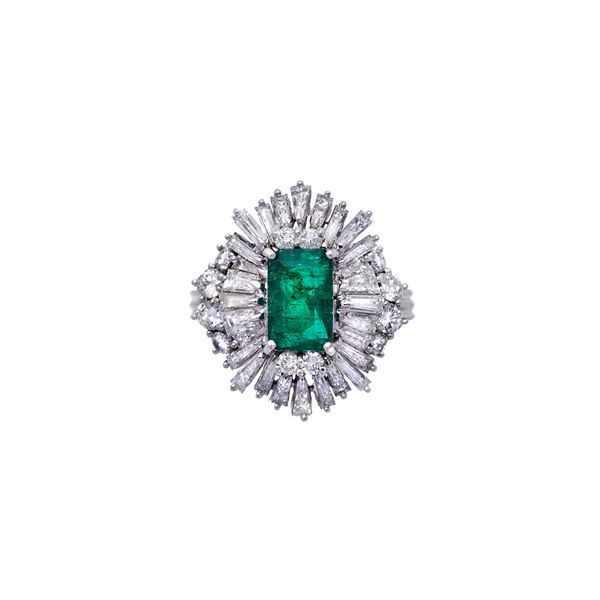 Ring with diamonds and emerald
