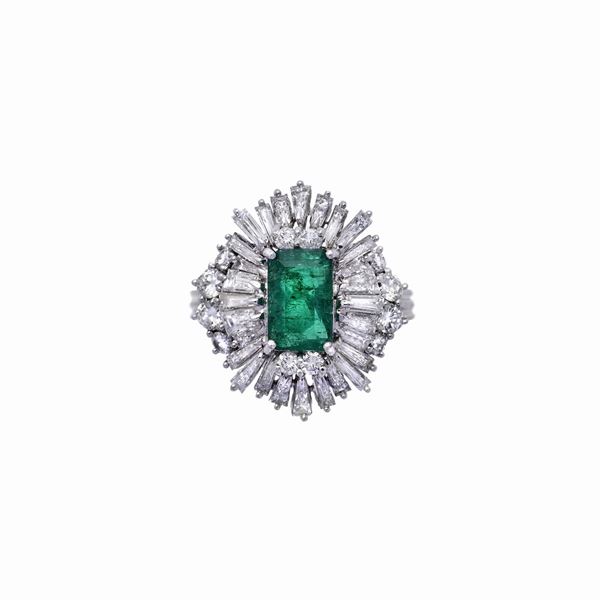 Ring with diamonds and emerald