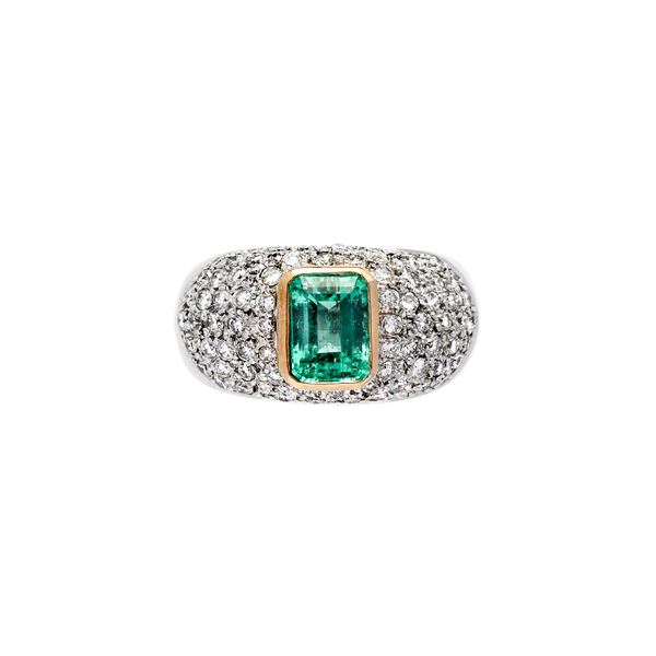 Ring with diamonds and emerald