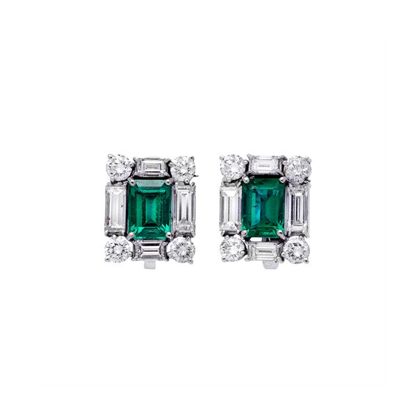 Pair of earrings with emeralds and diamonds