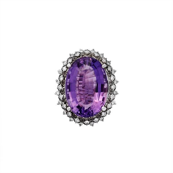 Ring with diamonds and amethyst
