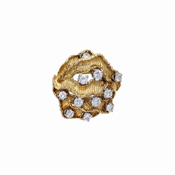 Ring with diamonds