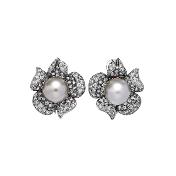 Pair of earrings with diamond and pearls