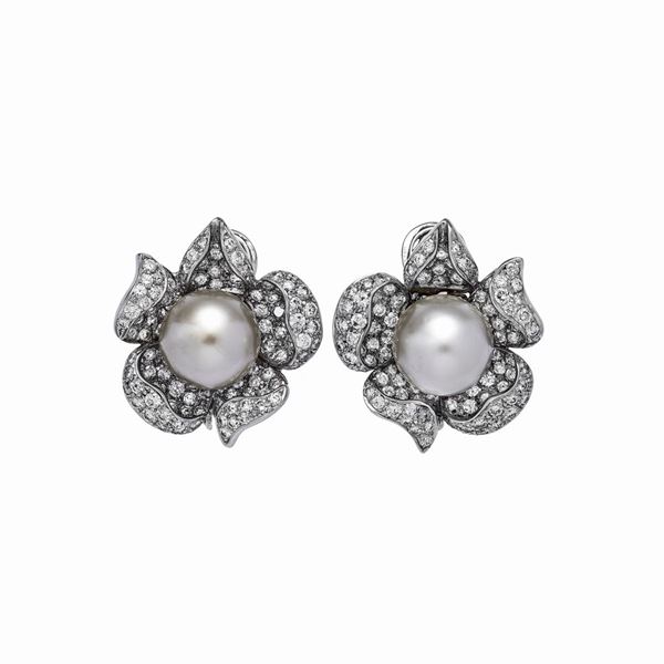 Pair of earrings with diamond and pearls