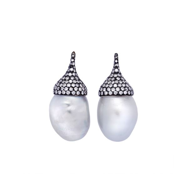 Paio di orecchini pendenti con diamanti e perle soufflè