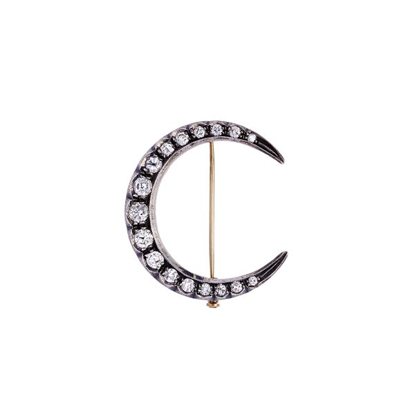 Halfmoon brooch in low title gold, silver and diamonds  - Auction Auction of Antique Jewelry, Modern and Wristwatch - Curio - Casa d'aste in Firenze