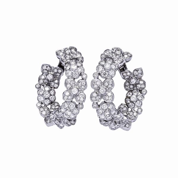Pair of earrings with diamonds