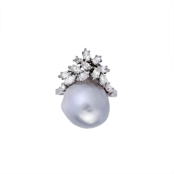 Ring with diamonds and Mabe pearl