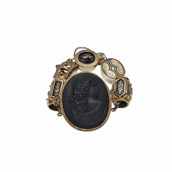 Bracciale in oro smalti e cammeo