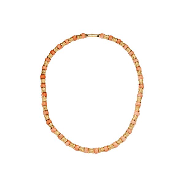 Necklace in yellow gold and pink coral