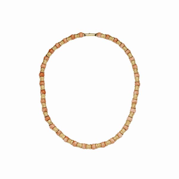 Collana in oro giallo e corallo rosa