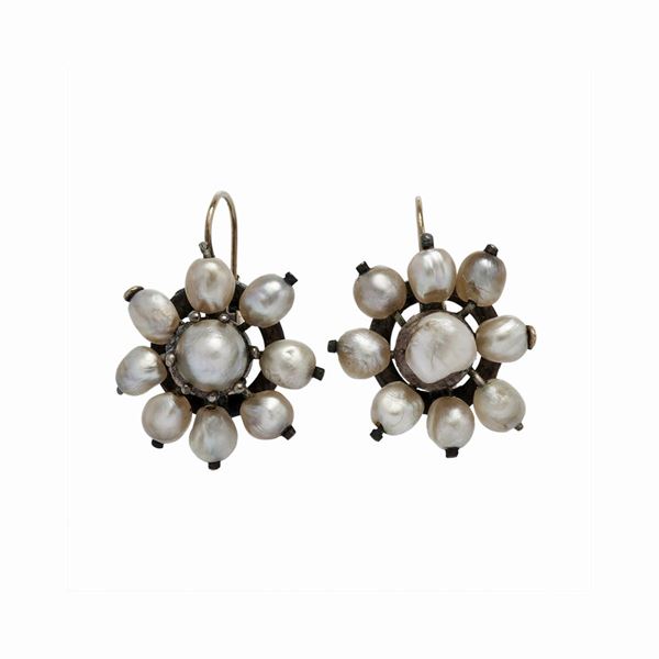 Pair of earrings with natural pearls  - Auction Gioielli del Novecento e Orologi - Curio - Casa d'aste in Firenze
