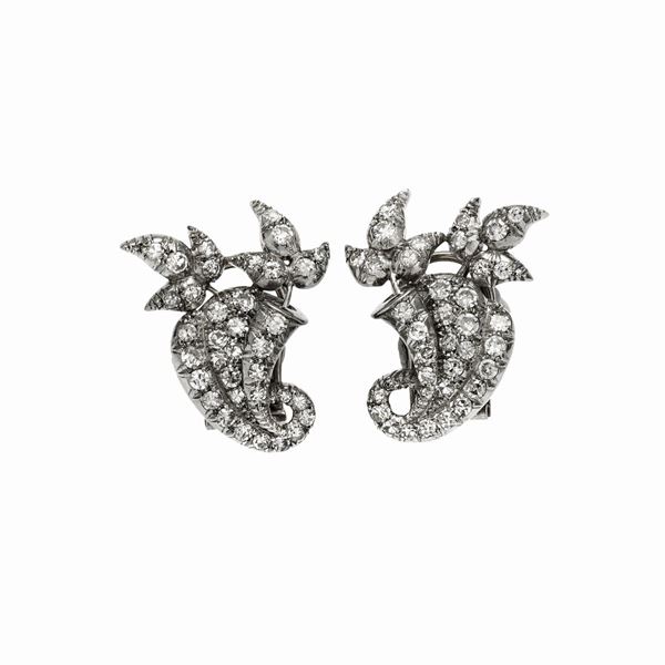 Pair of earrings with diamonds