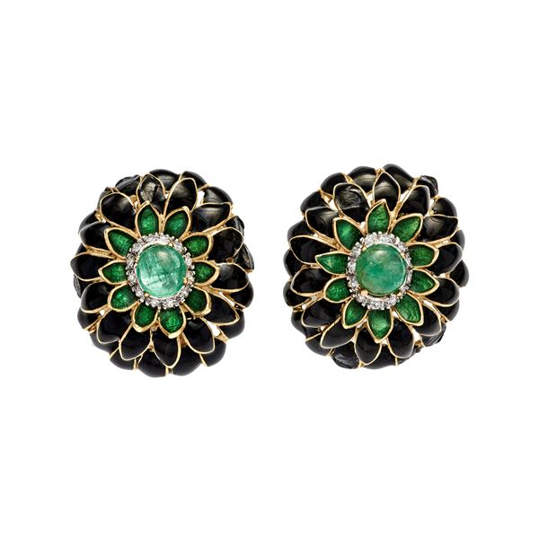 Pair of earrings with enamel, diamonds and emeralds