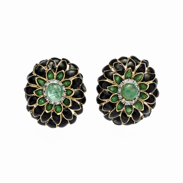 Pair of earrings with enamel, diamonds and emeralds