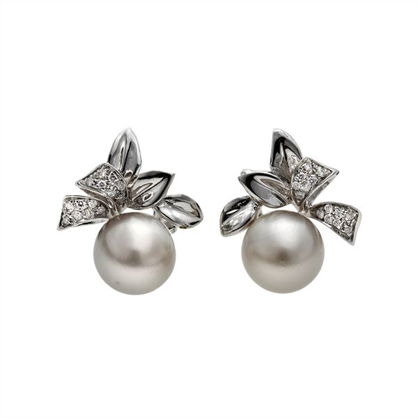 Pair of earrings with diamonds and southsea pearls