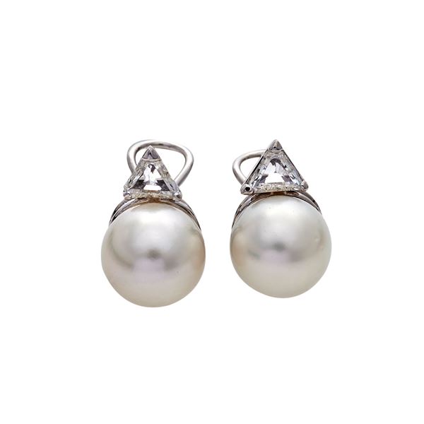 Pair of earrings with diamonds and southsea pearls