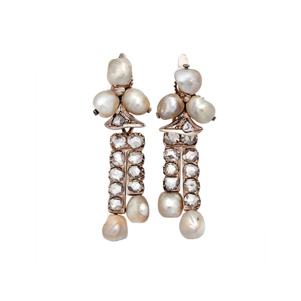 Pair of earrings with diamonds and natural pearls