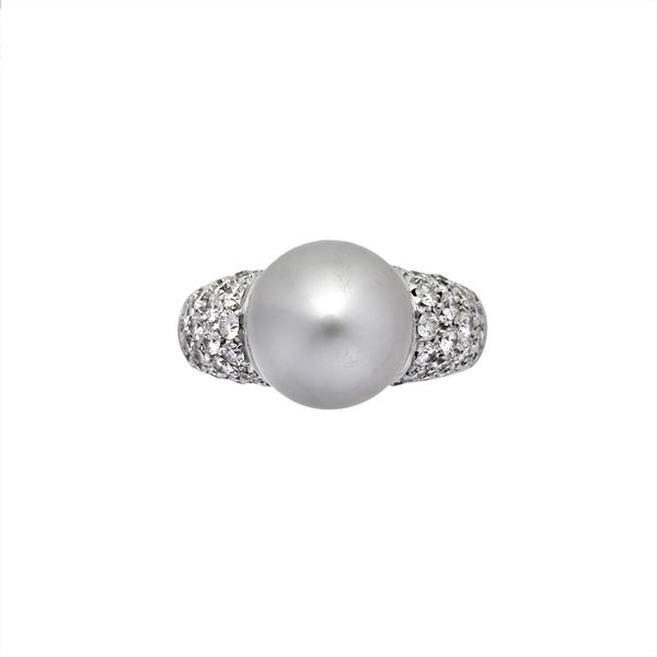Ring with diamonds and Australian pearl