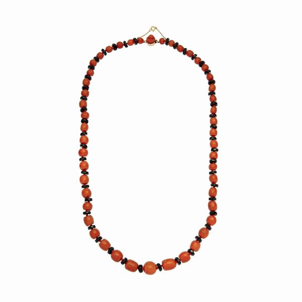Collana in corallo rosso e onice