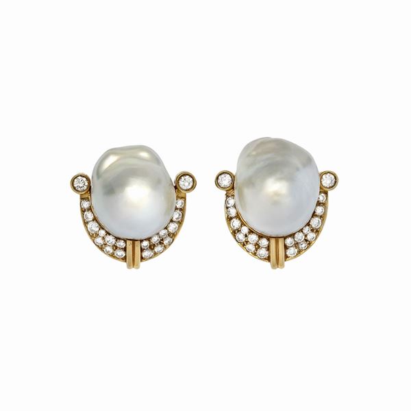 Pair of clip-on earrings in yellow gold, pearls and diamonds