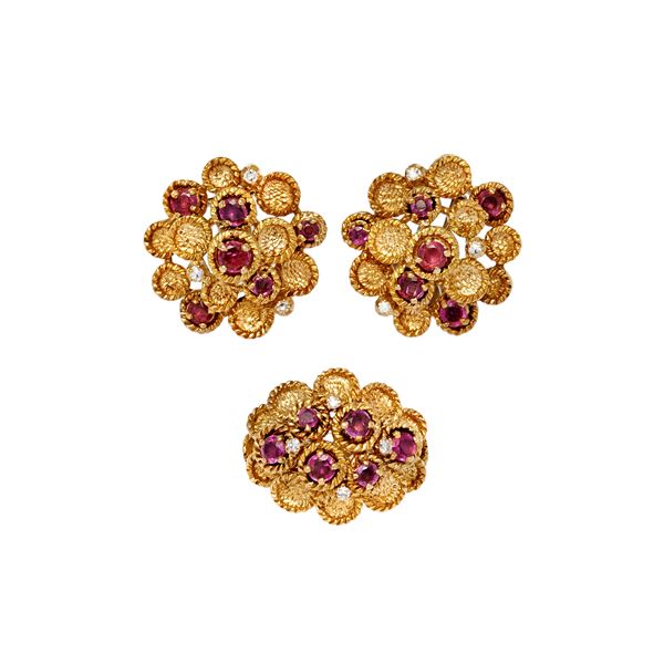 Pair of earrings and ring in yellow gold, diamonds and rubies