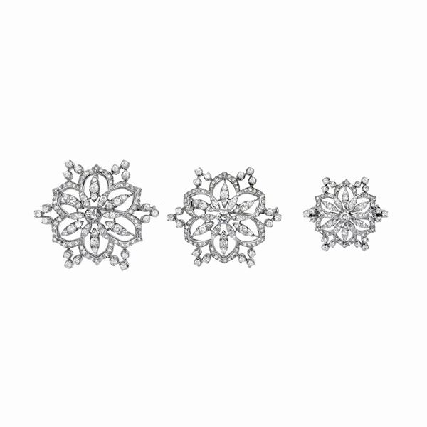 Serie di tre  spille in oro bianco e diamanti  - Asta Gioielli Antichi, Moderni, di Design e Orologi - Curio - Casa d'aste in Firenze