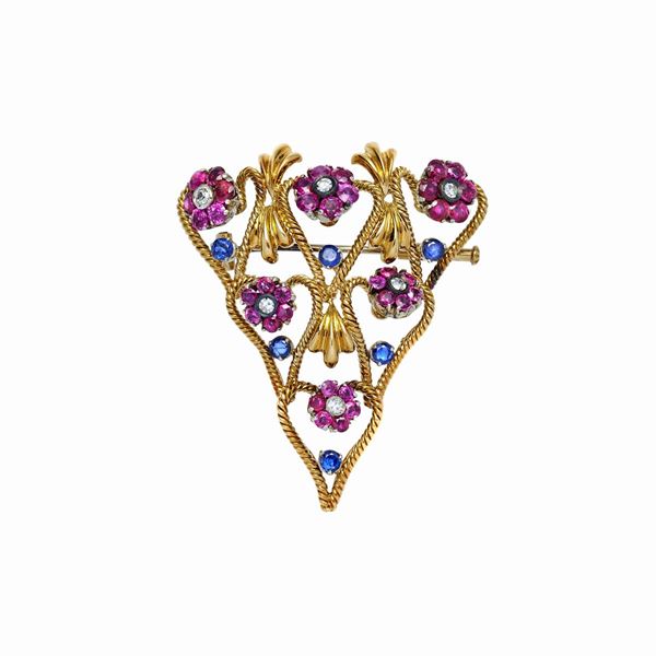 Spilla in oro giallo, diamanti, rubini e zaffiri  - Asta Gioielli Antichi, Moderni, di Design e Orologi - Curio - Casa d'aste in Firenze
