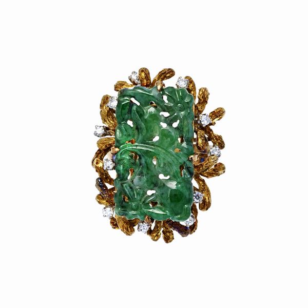 Anello in oro giallo, giada verde e diamanti