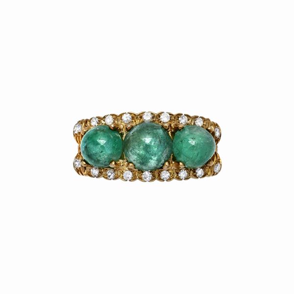 Anello in oro giallo, diamanti e smeraldi