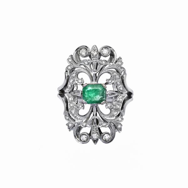 Anello in oro bianco, diamanti e smeraldo
